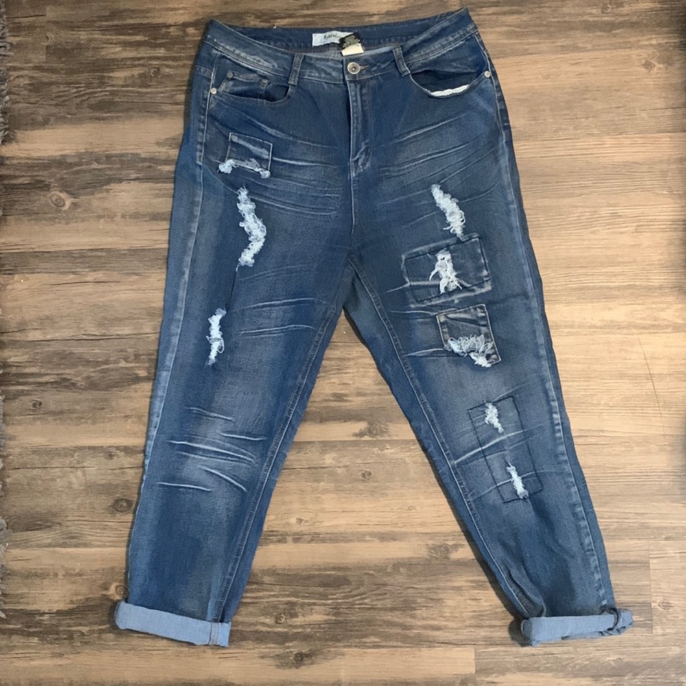 High-waisted mom jeans.